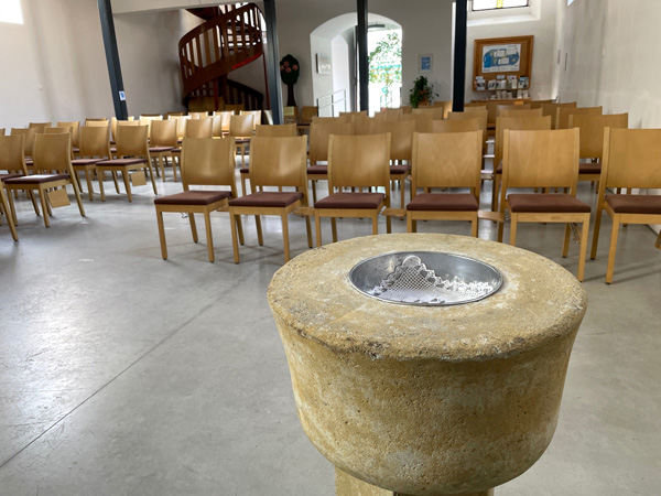 Das Taufbecken in der evangelischen Kirche Timelkam